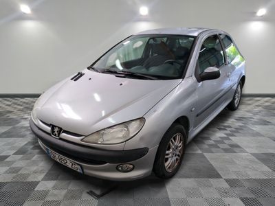 la photo d'une voiture argentée garée dans un garage