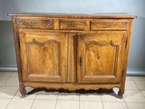 une vieille armoire en bois à deux tiroirs et deux portes