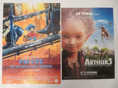 deux affiches de cinéma accrochées au mur de la pièce