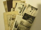 de nombreuses vieilles photos d'une voiture et d'un camion posées sur la table