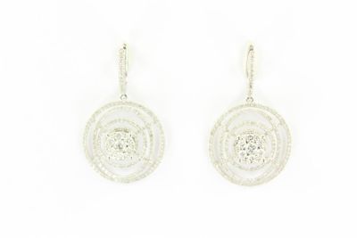 une paire de boucles d'oreilles en or blanc et diamants