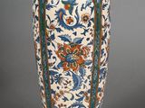 une image représentant un vase orné d'un motif floral