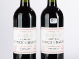deux bouteilles de vin rouge posées l'une à côté de l'autre sur une table