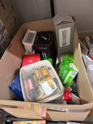 une boîte en carton remplie d'objets hétéroclites dans une pièce