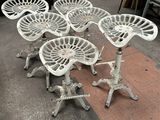 plusieurs chaises blanches empilées les unes sur les autres dans une pièce
