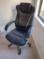 1 bureau, 1 table, 1 fauteuil, 2 caissons, 1 armoire basse m… (photo 2)