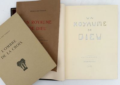 trois livres posés sur une table l'un à côté de l'autre