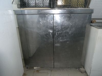une armoire en acier inoxydable dans un coin de la pièce