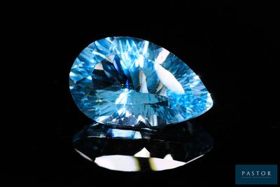 gros plan d'un diamant bleu sur une surface noire
