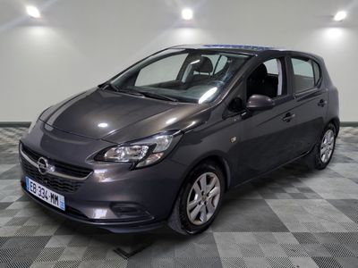 la photo d'une voiture grise garée dans un garage