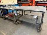 une table de travail en métal sur laquelle est posé un plateau en métal
