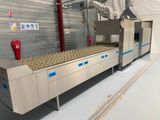 une image d'une bande transporteuse dans une usine