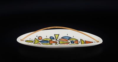 une assiette blanche décorée d'un motif représentant des baguettes
