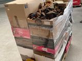 Des cartons de chaussures sont empilés sur une palette dans un entrepôt