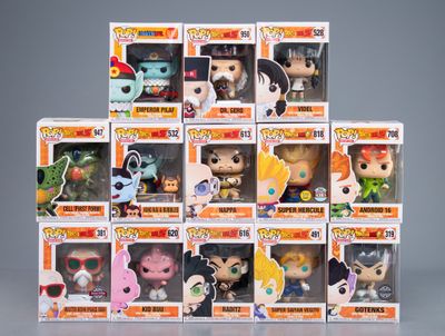 Plusieurs boîtes de figurines Funko Pop en vinyle sont empilées les unes sur les autres