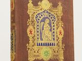 un vieux livre à la couverture dorée et bleue sur un fond blanc