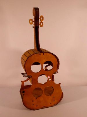 un violon fabriqué à partir d'un morceau de bois posé sur une table