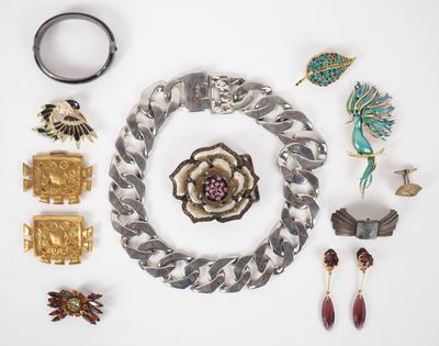 de nombreux bijoux de toutes sortes disposés sur une surface blanche