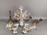 trois vases blancs avec des fleurs et des bougies posés sur une surface grise