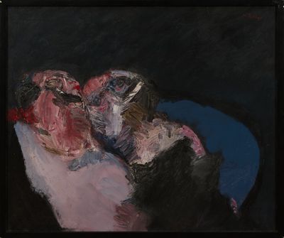tableau représentant un couple s'embrassant sur un coussin bleu dans une pièce sombre