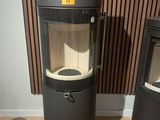 deux poubelles noires posées l'une à côté de l'autre sur le sol