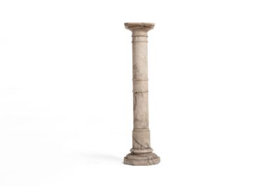 une haute colonne en pierre surmontée d'une horloge