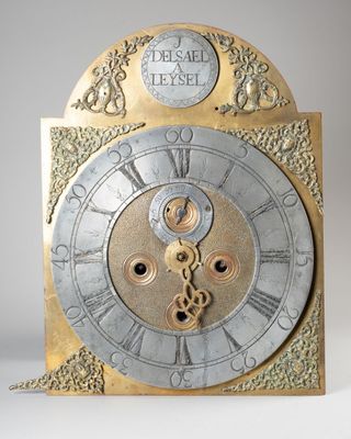 une horloge posée sur une surface blanche