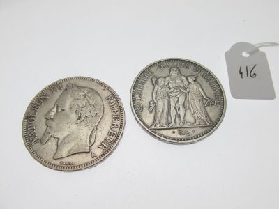 deux pièces d'argent, dont l'une représente une femme et l'autre un homme
