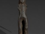 l'image d'une statue d'un homme avec un chapeau sur la tête