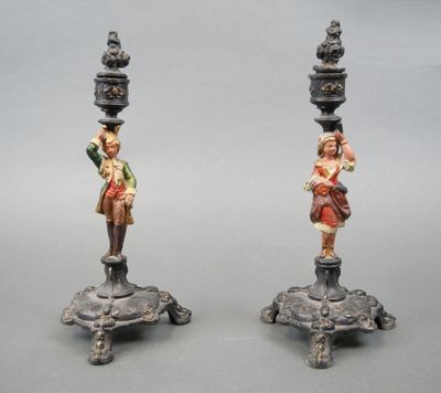 Paire de flambeaux en métal patiné à l'imitation du bronze, …