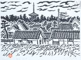 un dessin en noir et blanc représentant un village avec une tour horloge en arrière-plan