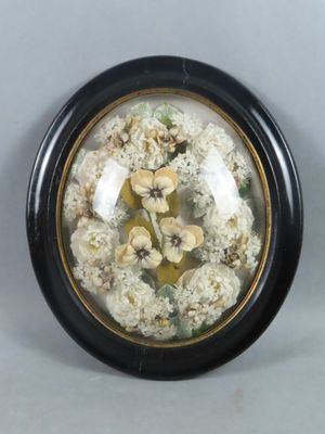 un plat noir et doré orné de fleurs