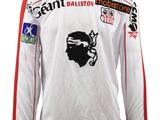 un gros plan sur un maillot de foot sur lequel figure le visage d'un homme
