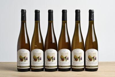 six bouteilles de vin sont alignées sur une table en bois