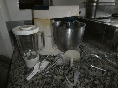 un plan de travail de cuisine équipé d'un batteur, d'un mixeur et d'autres ustensiles de cuisine