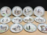 plusieurs assiettes à motifs différents sur une table