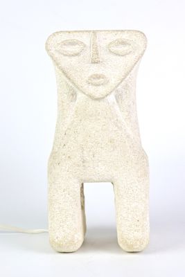 une sculpture en céramique blanche représentant une personne et sur laquelle figure un visage