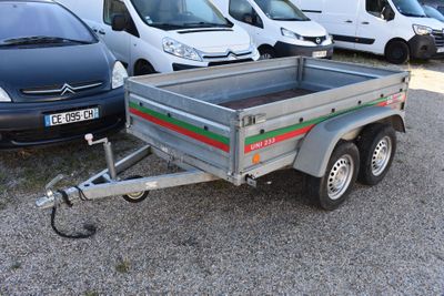 une remorque avec une remorque attachée à celle-ci dans un parking