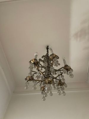 un lustre suspendu au plafond d'une pièce