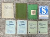 de nombreux livres qui traînent par terre