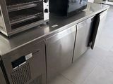 plan de travail en acier inoxydable sur lequel sont posés un four à micro-ondes et un four grille-pain