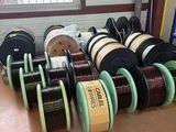 de nombreuses bobines de différentes couleurs et tailles sur la table