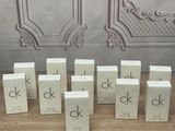 plusieurs boîtes blanches avec des lettres noires posées sur une table en bois