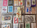 beaucoup de cartes à jouer dans une boîte posée sur la table