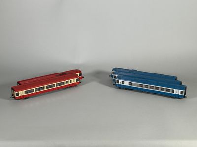 deux petits trains assis l'un à côté de l'autre sur une table