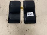 deux téléphones portables noirs posés l'un à côté de l'autre sur une table