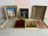 trois photos encadrées représentant des femmes et un vase de fleurs posés sur une table