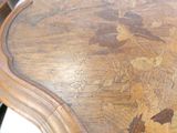 un gros plan d'une table en bois sur laquelle sont disposées des fleurs