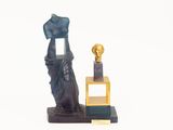 statue d'une femme tenant sur un piédestal la statue d'une tête d'homme