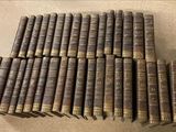 plusieurs vieux livres empilés sur une table